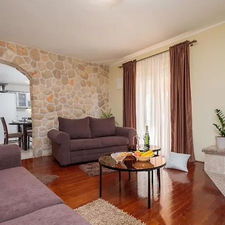 Ferienhaus Mit Privatpool Fur 7 Personen Ca 230 Qm In Sibenik-radonic, Dalmatien Dalmatinisches Hinterland * Radonic