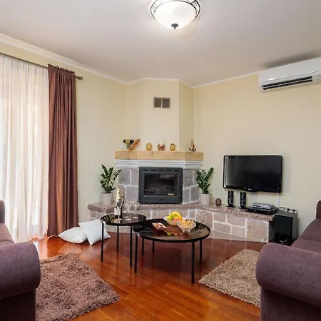Ferienhaus Mit Privatpool Fur 7 Personen Ca 230 Qm In Sibenik-radonic, Dalmatien Dalmatinisches Hinterland Σπίτι διακοπών Radonic